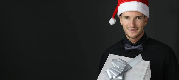 Banner ενός ανθρώπου που κρατώντας ένα χριστουγεννιάτικο δώρο — Φωτογραφία Αρχείου