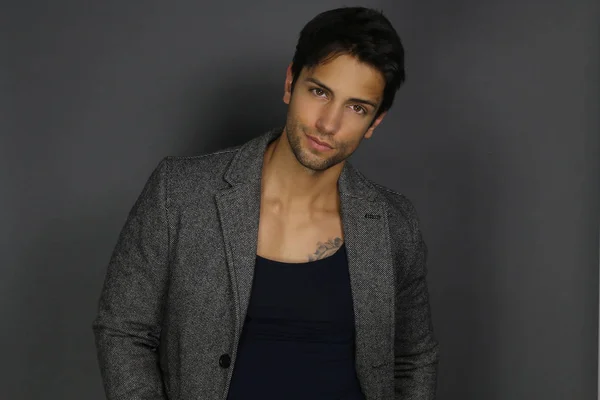 Hombre guapo usando una chaqueta gris — Foto de Stock