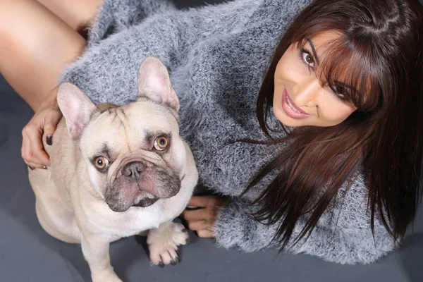 Hermosa mujer sosteniendo a su perro. Un hermoso Bulldog francés —  Fotos de Stock