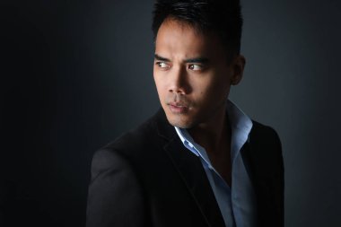 Yakışıklı Filipino poz 