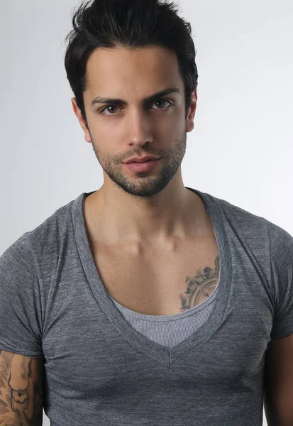 Retrato de un hombre guapo de cabello oscuro — Foto de Stock