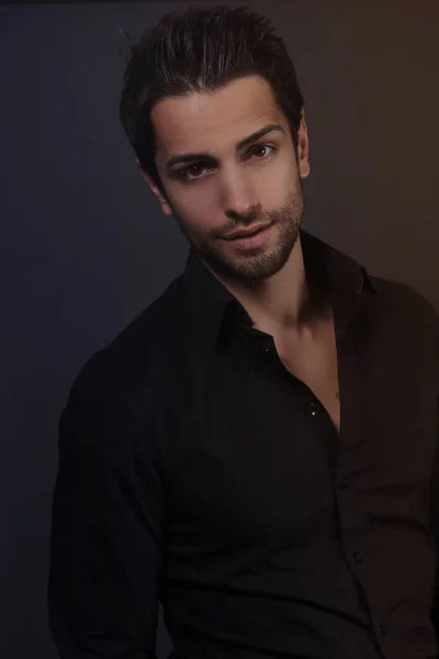 Modeporträt eines jungen Mannes im schwarzen Hemd — Stockfoto