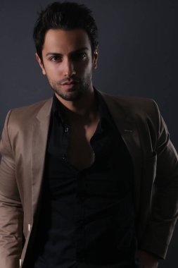 yakışıklı erkek iş kıyafeti koyu arka plan üzerinde '