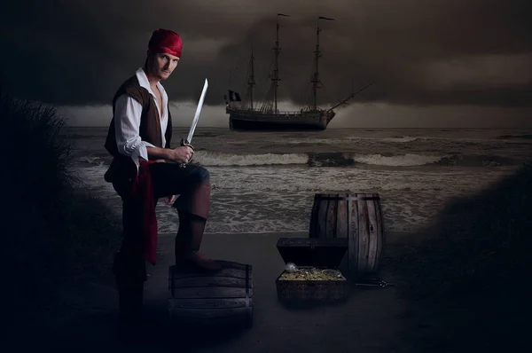 Joven pirata posando en un barril —  Fotos de Stock