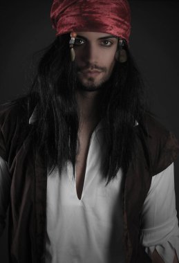 Güzel korsan bandana takan