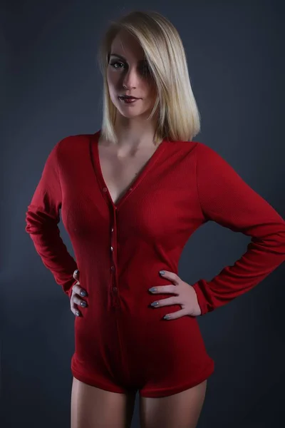 Vacker blond kvinna som bär en röd bodysuit — Stockfoto