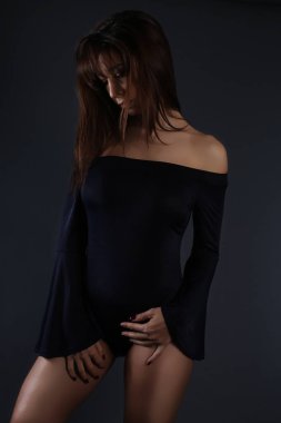 Siyah bir elbise giyen güzel kadın 