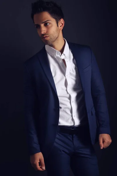 Elegante man dragen van een blauw pak. — Stockfoto