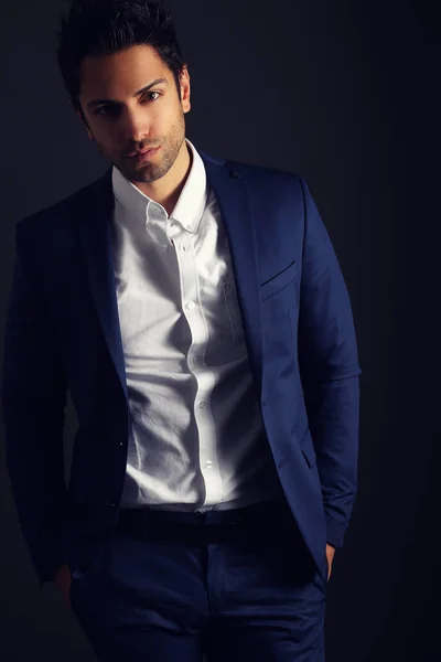 Moda homem modelo vestindo um terno azul — Fotografia de Stock