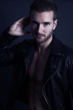 Yakışıklı adam bir siyah deri ceket 