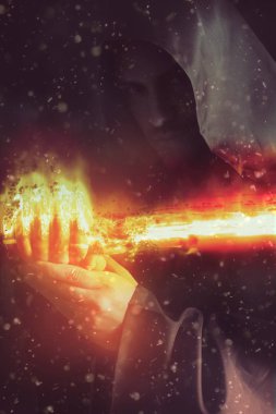 Yangında bir kılıcı tutan genç savaşçı