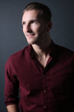 zarif adam gülümseyen 