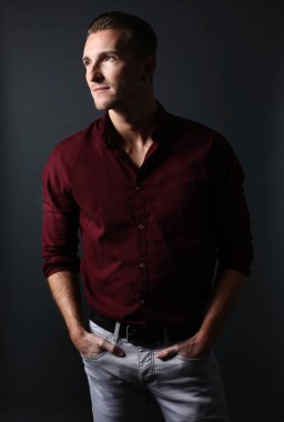 Zarif sarışın adam 