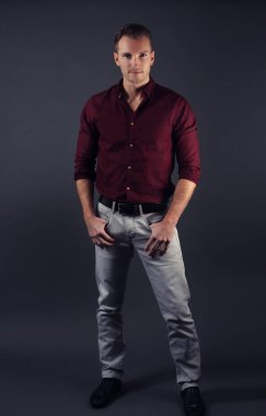 Bir takım elbise giymiş yakışıklı modeli 