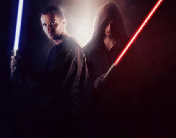 Dos guapos guerreros sosteniendo un sable de luz — Foto de Stock