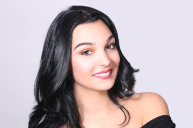 Güzel esmer gülümseyen. Cilt Bakımı 