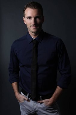 Mavi bir gömlek giymiş şık adam 