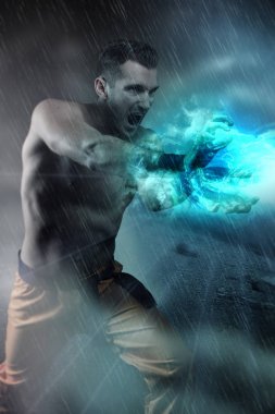 Genç adam bir enerji patlama yapıyor 