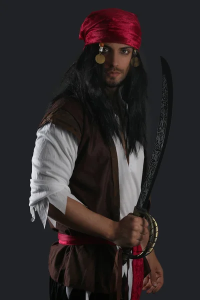 ハンサムな海賊の剣を保持しています。 — ストック写真