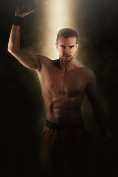 Mocny, muskularny mężczyzna. nadludzką shirtless — Zdjęcie stockowe