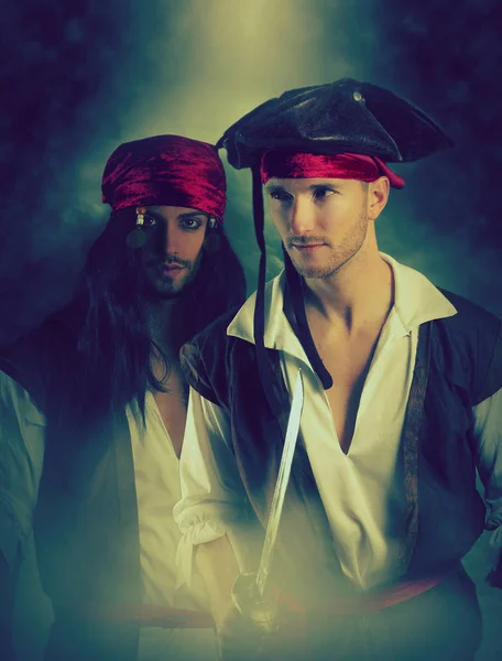 Due pirati in posa su uno sfondo fumoso. Fantasy copertina del libro — Foto Stock