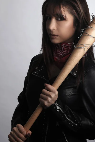 Beautiful woman holding a baseball bat — Stock Photo, Image