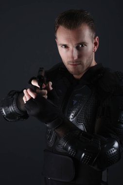 Süper polisler yakışıklı sarışın adam elinde bir silah 