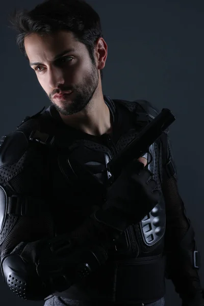Суперкопы - ручной полицейский, держащий в руках пистолет — стоковое фото