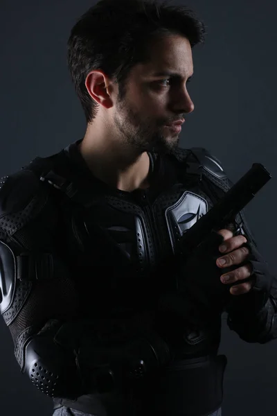 Super policajti - hezký tmavé vlasy-muž drží zbraň — Stock fotografie