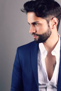 Genç adam bir moda saç modeli ile
