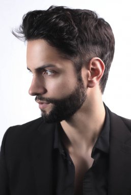 Yan görünümü ile modern bir saç modeli şık genç adam portresi 