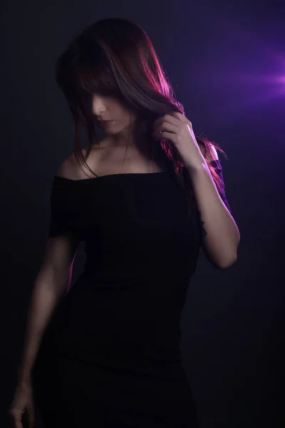 Красива жінка в чорній сукні — стокове фото