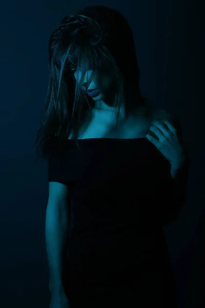 Красива жінка в чорній сукні в нічному клубі — стокове фото