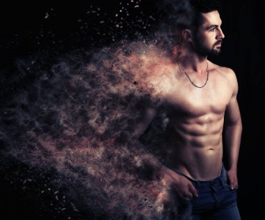 Seksi erkek bir patlama parçacıkların oluşturma 