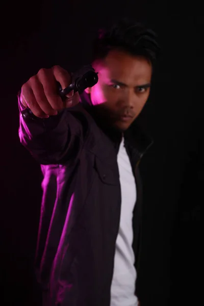 Asijské muž drží zbraň — Stock fotografie