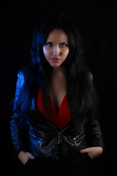 Etui dla wampira powieści - młoda kobieta na sobie skórzaną kurtkę — Zdjęcie stockowe