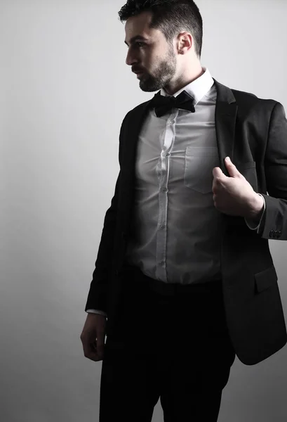 Jóképű férfi viselt szmoking — Stock Fotó