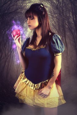 Güzel prenses holding sihirli elma