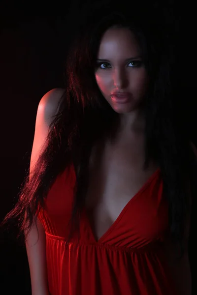 Vacker kvinna iklädd en röd klänning — Stockfoto