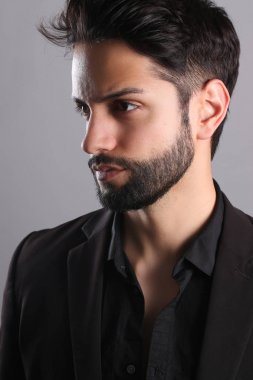 düşük fade saç kesimi ile yakışıklı adam 