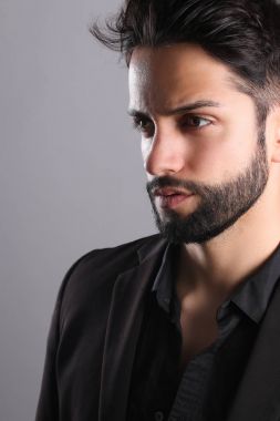 Bir düşük yakışıklı erkek saç kesimi fade 