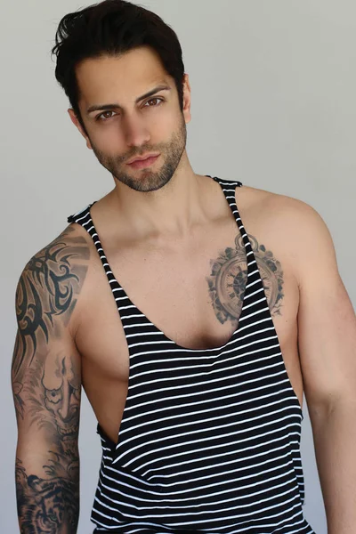 Knappe tattoed man met een tank top — Stockfoto