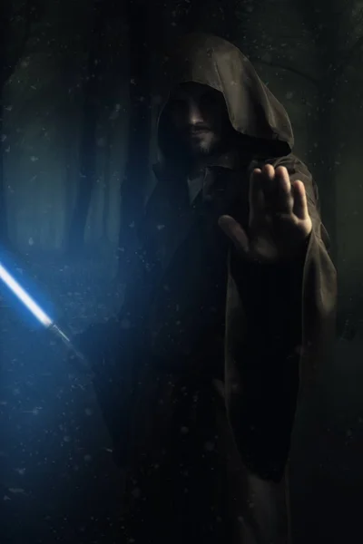 Μυστήριος πολεμιστής κρατώντας ένα lightsaber — Φωτογραφία Αρχείου