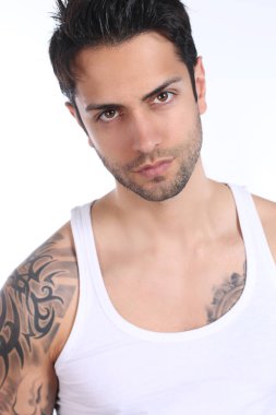 Bir tişört giyen yakışıklı dövmeli adam 