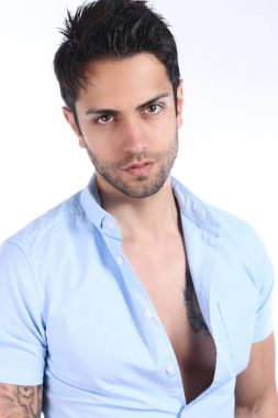 Mavi bir gömlek giymiş yakışıklı kahverengi adamı 