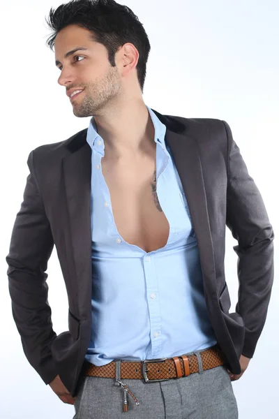 Modelo guapo usando un traje — Foto de Stock