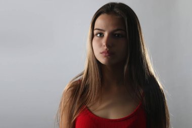 Güzel bir esmerin portresi. 