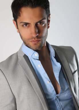 Zarif adam bir takım elbise 