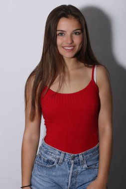 Güzel kız gülümsüyor 