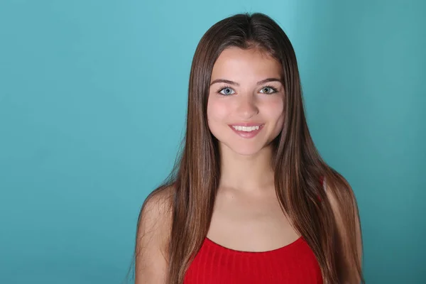 Schönes junges Mädchen lächelt — Stockfoto